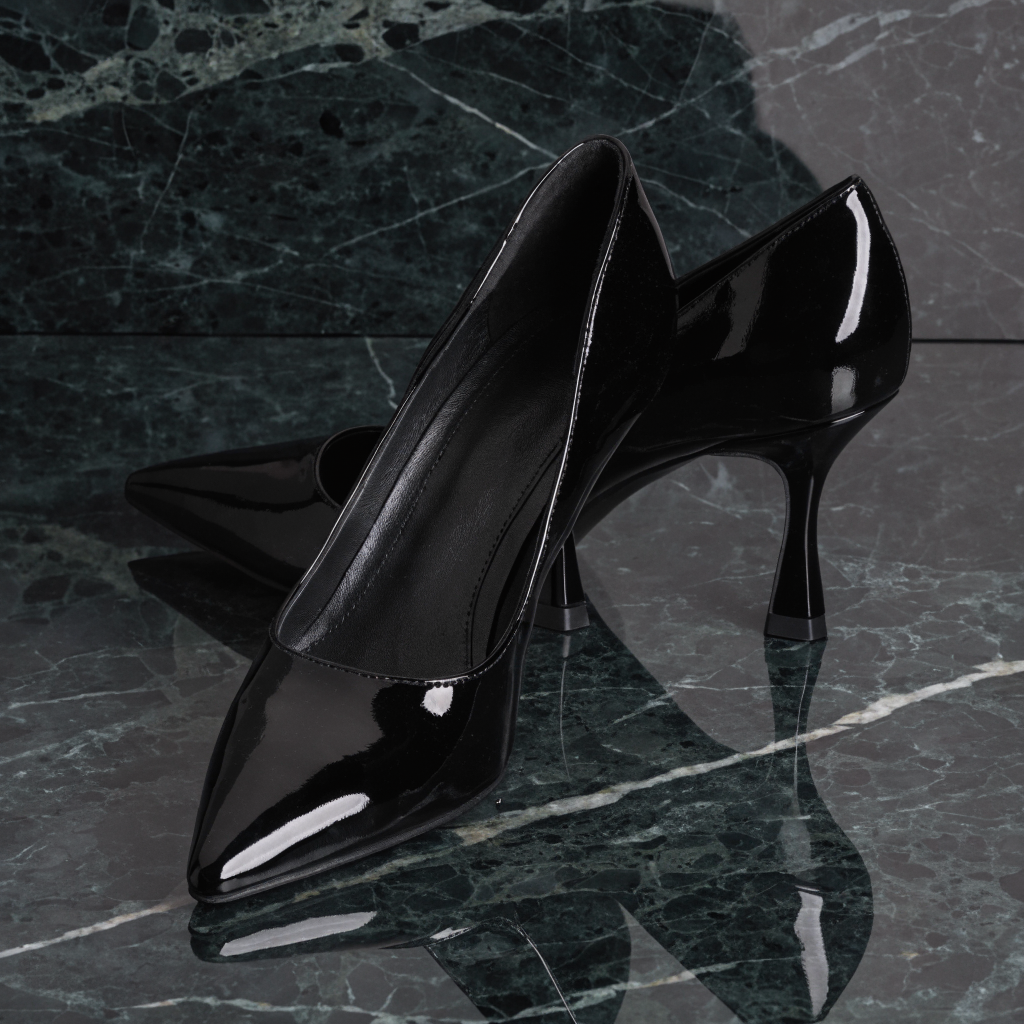 Escarpins noirs classiques Angel Alarcon sur fond élégant